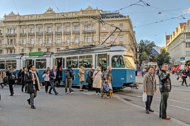 Pendant la saison touristique, trouver un siège dans un tram est comme gagner à la loterie. Photo par Tomek Baginski sur unsplash.com.