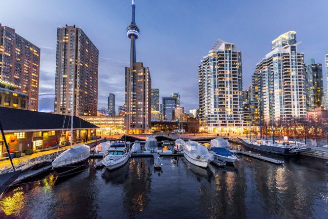 Nuits d'été à Toronto. Photographie d'Eugene Aikimov sur unsplash.com