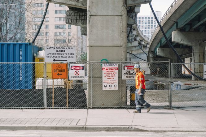 Même dans les rues les plus chics de la ville, on n'échappe pas à l'horreur occasionnelle d'un chantier de construction. Photographie de Maarten van den Heuvel sur unsplash.com