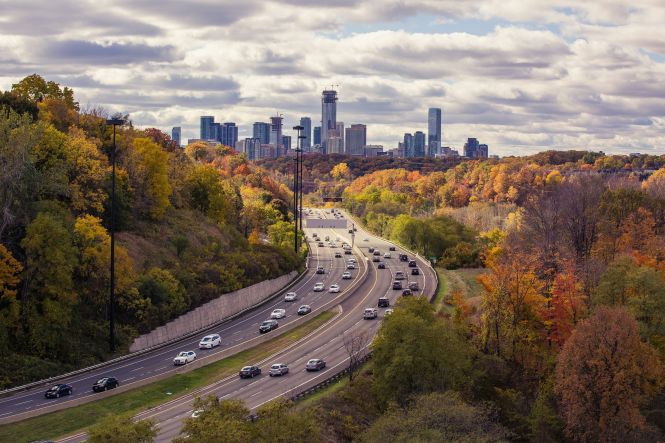 Circulation dense sur le pont Leaside. Photographie de Matthew Henry sur unsplash.com