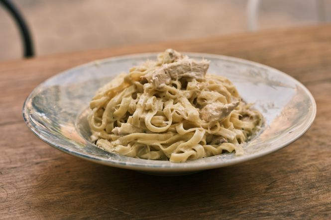 Fettuccine Alfredo. Photo par engin akyurt sur Unsplash