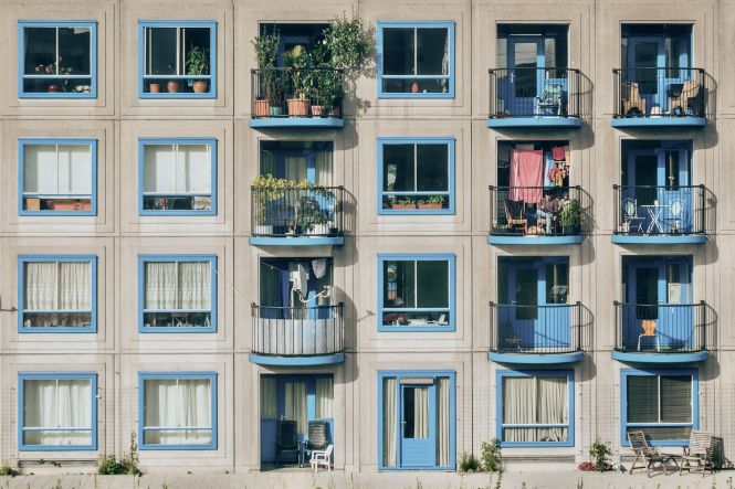 Immeuble d'appartements à Amsterdam. Photo de Ján Jakub Naništa sur Unsplash.