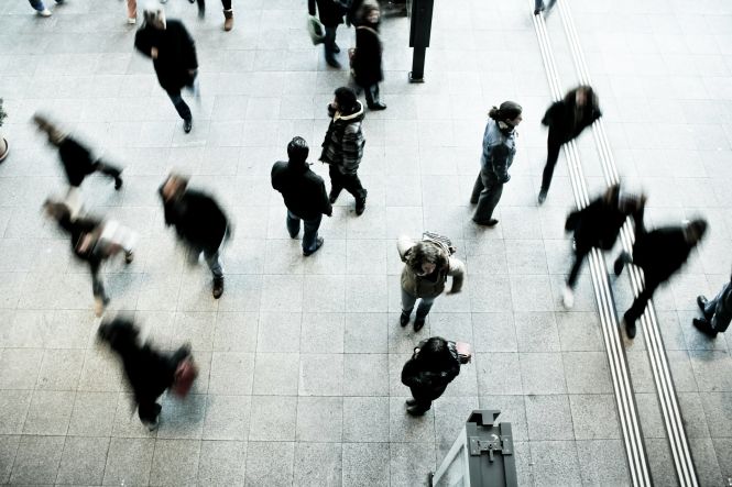 Une foule de gens qui marchent. Photo de Timon Studler sur Unsplash.