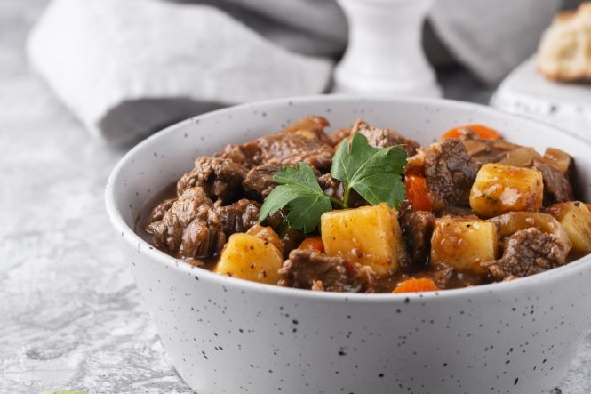 Bouilli, plat traditionnel de la cuisine canadienne. Image par freepik par Freepik