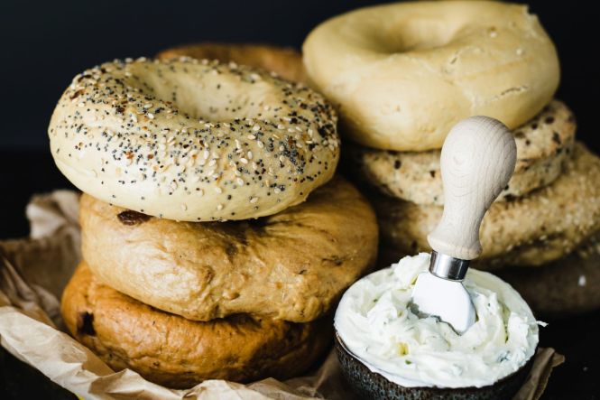 Bagels style Montr&eacute;al, plat traditionnel de la cuisine canadienne. Image par freepik sur Freepik