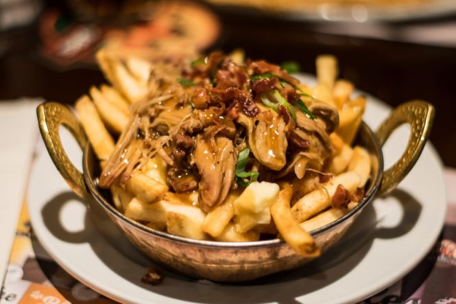 Poutine, plat traditionnel de la cuisine canadienne. Image par 0x010C. Licence CC BY-SA 4.0. Recadr&eacute;e de l'original