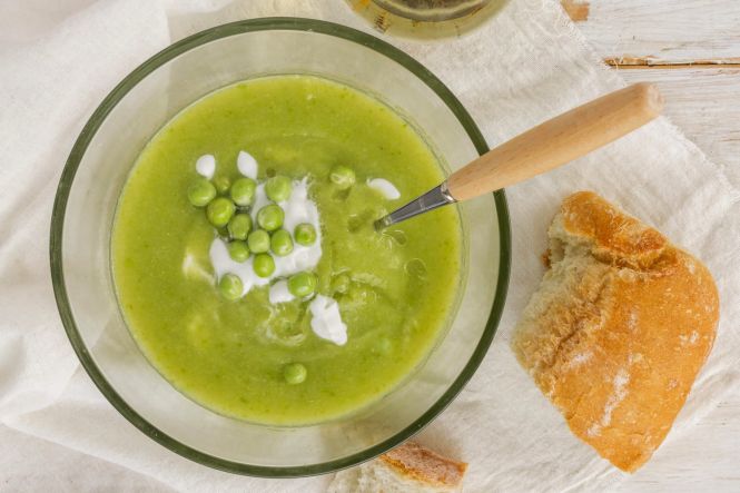 Soupe aux pois cass&eacute;s, plat traditionnel de la cuisine canadienne. Image par freepik sur Freepik