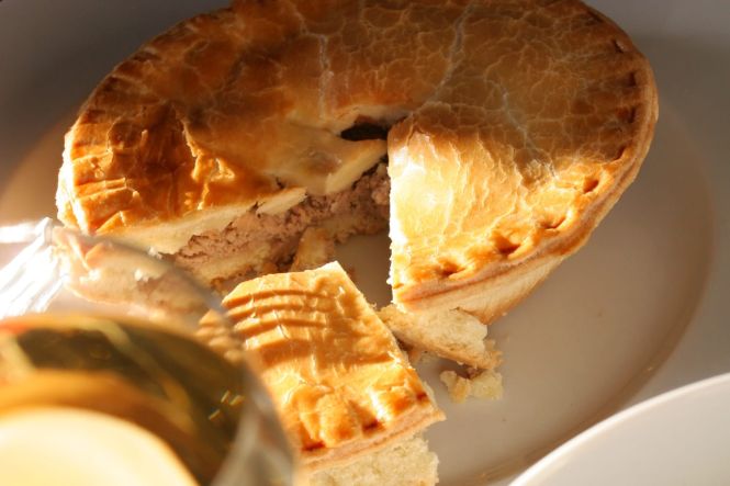 Tourti&egrave;re, plat traditionnel de la cuisine canadienne. Image par Marc-Lautenbacher. Licence CC BY-SA 4.0. Recadr&eacute;e de l'original