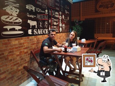 Sente em uma das mesas no Art Burguer