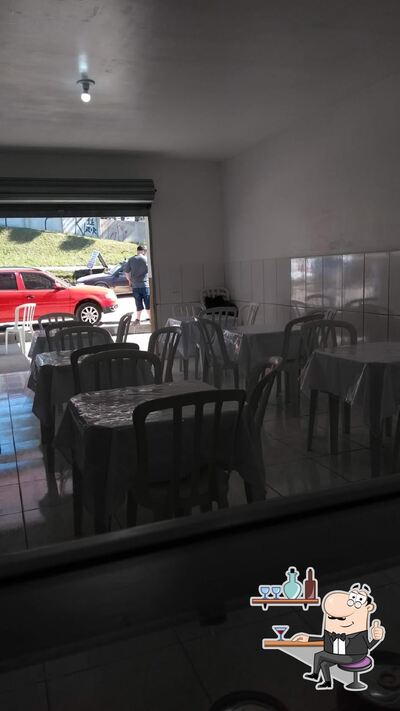 Sente em uma das mesas no Buffet Bom de Garfo Colombo