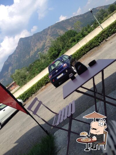 Goditi la vista dall'area esterna di La Strada del Gusto