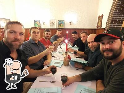 Installez-vous à l'une des tables de Le Tivoli