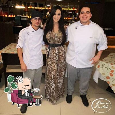 Sente em uma das mesas no Bocca Bistrô e Forneria