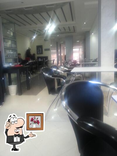 L'intérieur de L Espérance Café Pizzeria