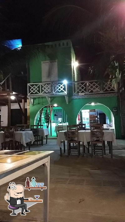 Sente em uma das mesas no Magia Restaurante e Pizzaria