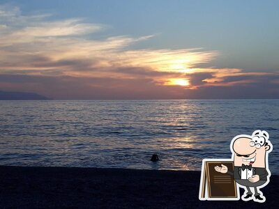 Puoi goderti l'aria fresca da seduto all'esterno di BarINcentro