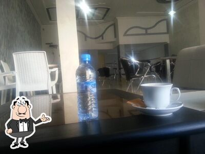 L'intérieur de L Espérance Café Pizzeria