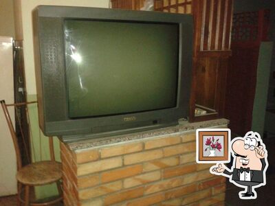 Sente em uma das mesas no Casa Verde Massas