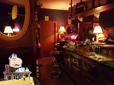 Siediti a un tavolo di Club Shine