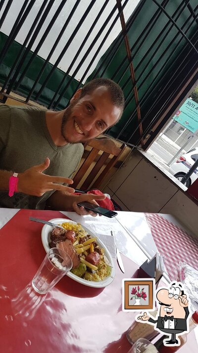 Sente em uma das mesas no Garfo e Faca Restaurante e Churrascaria
