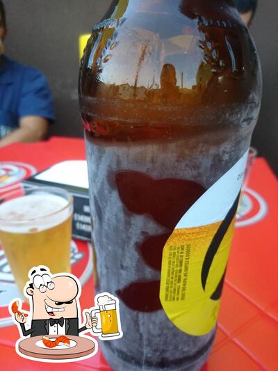 Desfute uma tulipa de cerveja leve ou escura