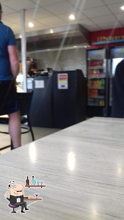 Installez-vous à l'une des tables de Kebab Le Samada