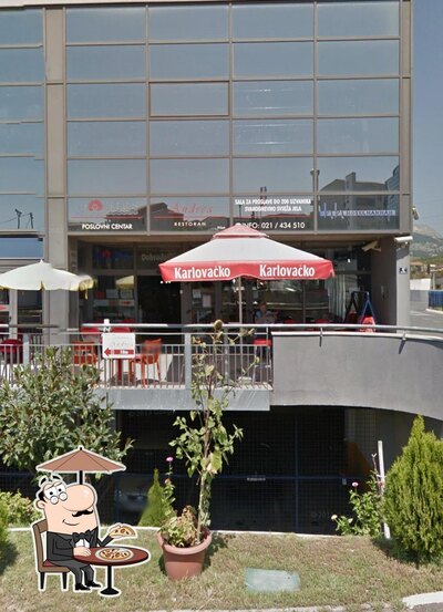 Curiosa tra la parte esterna di Caffe Bar Toni