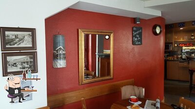 Installez-vous à l'une des tables de Restaurant la Renaissance