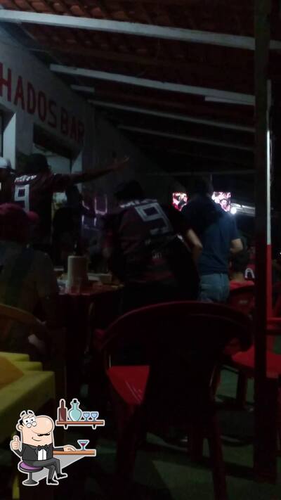 Sente em uma das mesas no Avacalhados Bar