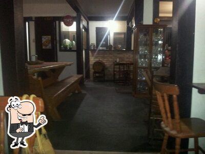 Sente em uma das mesas no Bar do Gaguinho