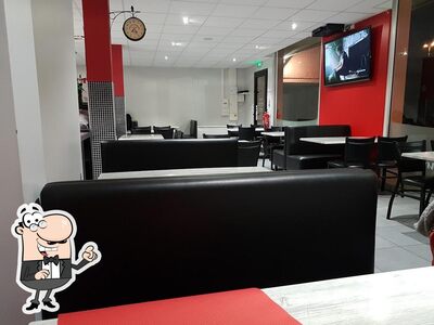 Installez-vous à l'une des tables de Kebab Le Samada