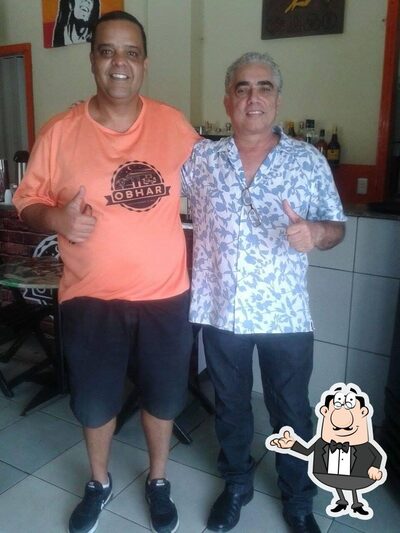 Sente em uma das mesas no OBHAR