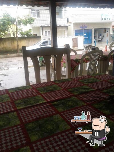 Sente em uma das mesas no Quentinha Da Sula