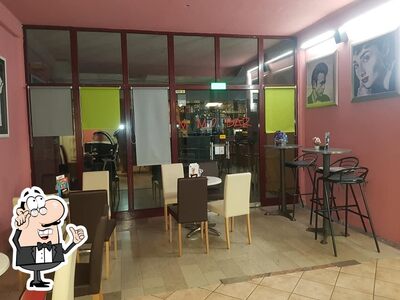 Dai un'occhiata agli interni di Mimo bar