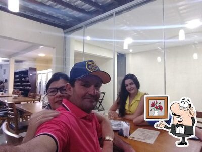 Sente em uma das mesas no Padaria Solares Delicatessem