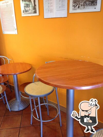 Installez-vous à l'une des tables de Cornetti e Caffé