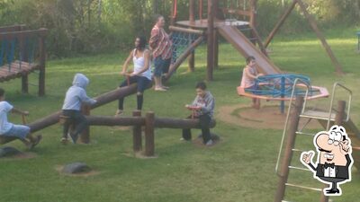 Sente em uma das mesas no Doce Magia