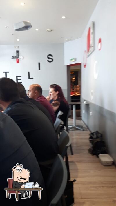 Installez-vous à l'une des tables de Le Matelis