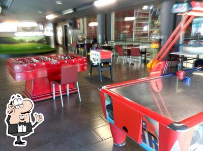 Installez-vous à l'une des tables de tapika's
