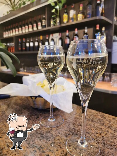 Assaggia il vino di Bar Mellow