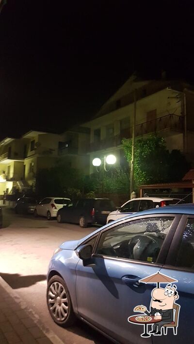 Curiosa tra gli esterni di Pizzeria L'Angolo