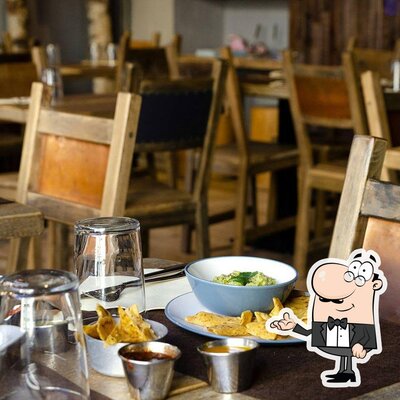 Installez-vous à l'une des tables de Tacontento