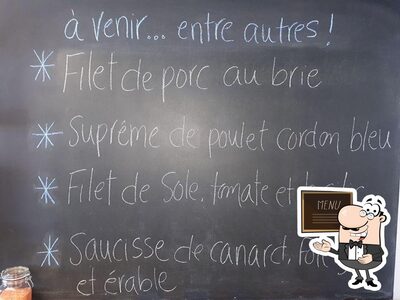 Essayez les plats du jour affichés sur le tableau