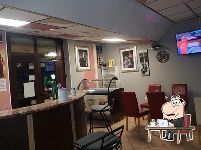 Dai un'occhiata agli interni di Mimo bar