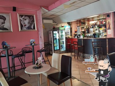 Dai un'occhiata agli interni di Mimo bar
