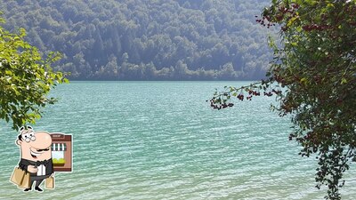 Puoi goderti l'aria fresca da seduto all'esterno di Bar K2 a Claut