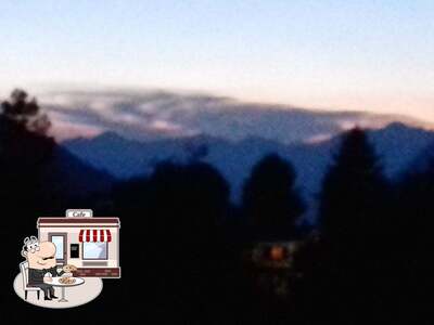 Guarda gli esterni di Bar Ristorante Trienale