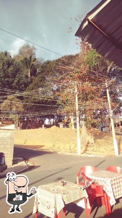 Sente em uma das mesas no Frango's Bar