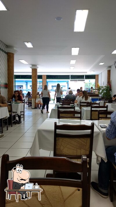 Sente em uma das mesas no Restaurante Green White