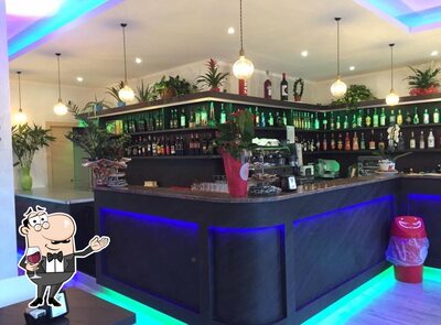 Ordina un bicchiere di vino al pub & bar Bar Mellow